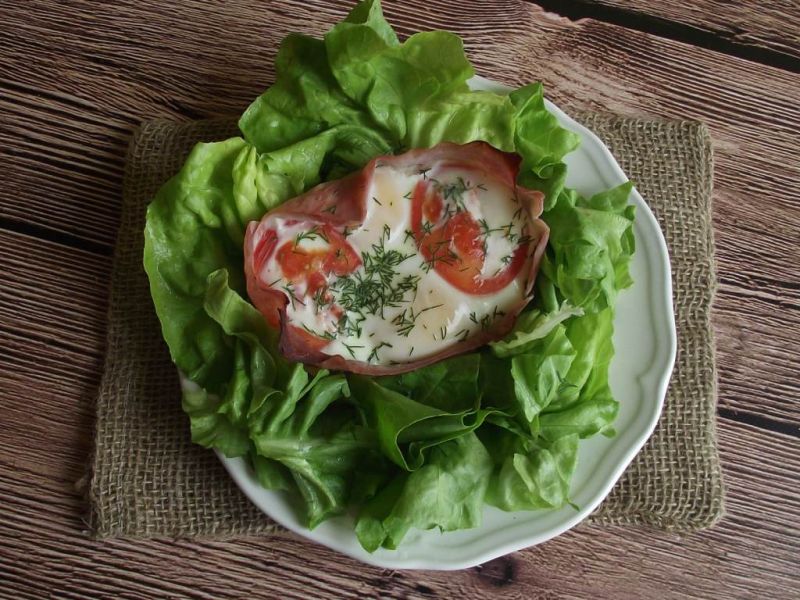 Jajka zapiekane w szynce z pomidorem