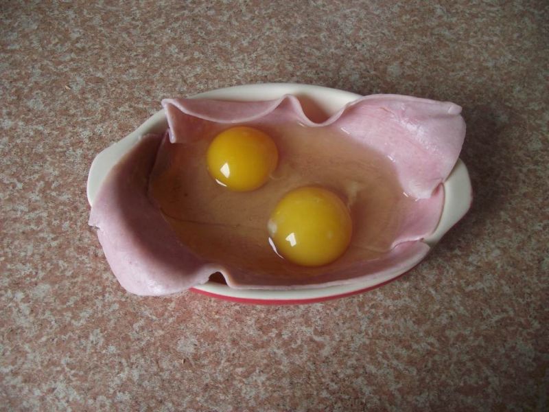 Jajka zapiekane w szynce z pomidorem