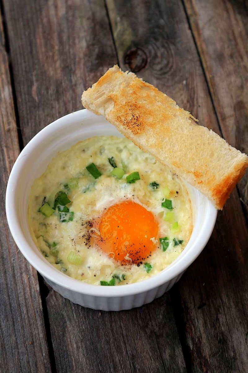 Jajka zapiekane z parmezanem i szczypiorkiem