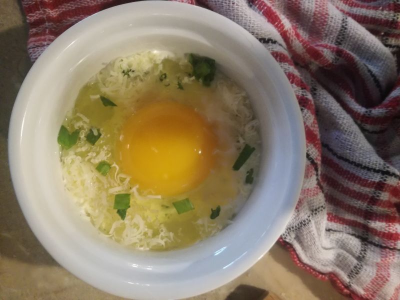 Jajka zapiekane z parmezanem i szczypiorkiem