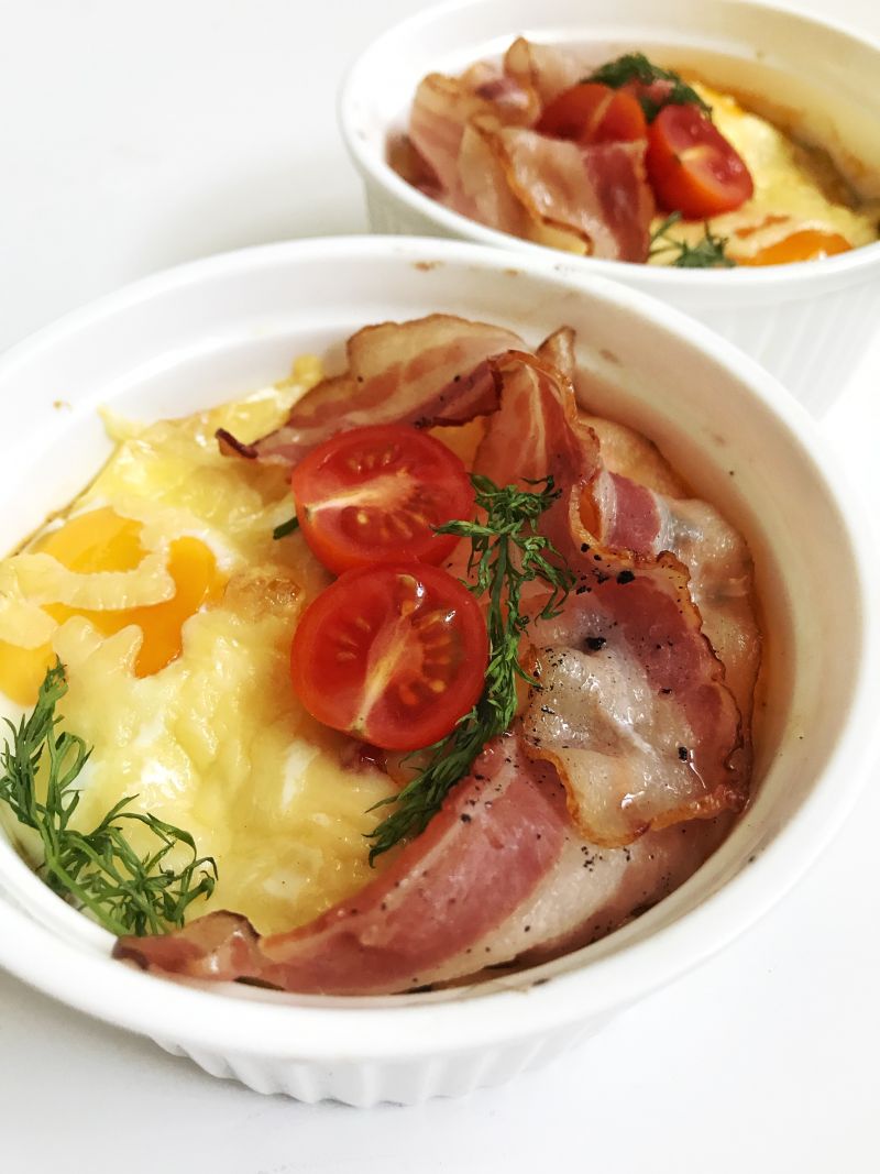 Jajka zapiekane z sosem pomidorowym i szparagami 