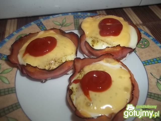 Jajka zapiekane z szynką