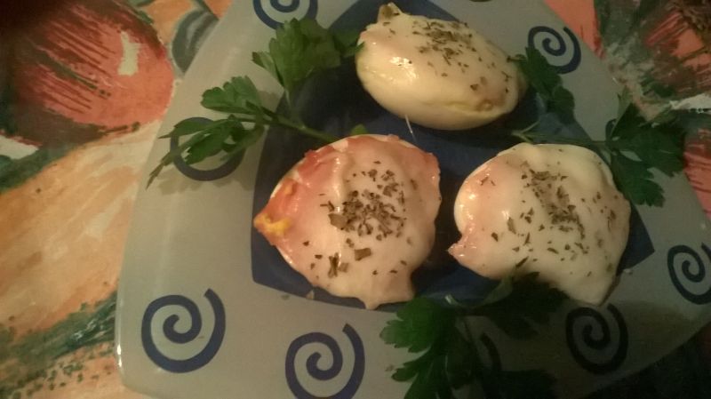 Jajka zapiekane z szynką i mozzarellą Jajka zapiekane z szynką i mozzarellą