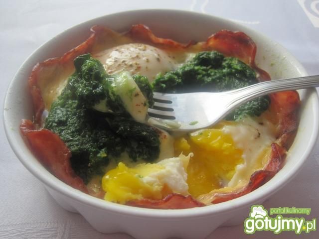 Jajka ze szpinakiem w koszyczku  Jajka ze szpinakiem w koszyczku