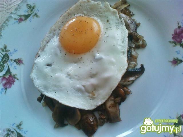 Jajko na pieczarkach 