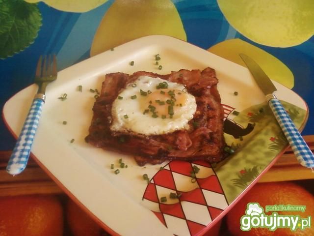 Jajko na plecionce z boczku.