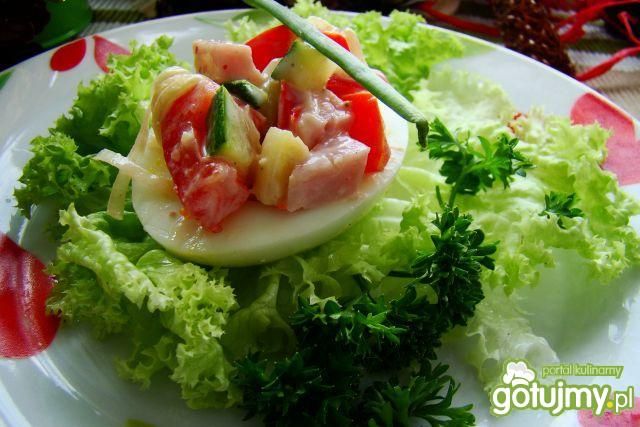 Jajko nadziewane wiosenną sałatką 