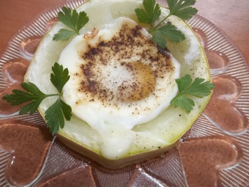 Jajko pieczone w cukinii Jajko pieczone w cukinii