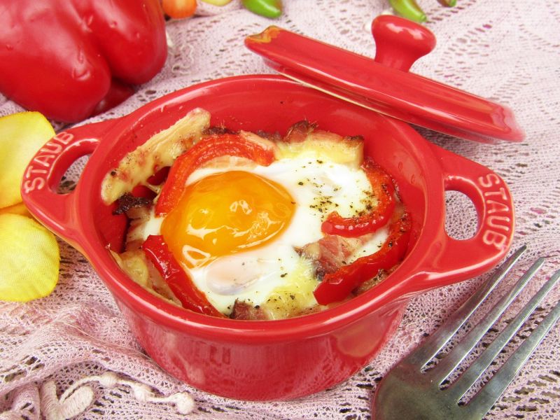 Jajko sadzone na boczku i papryce