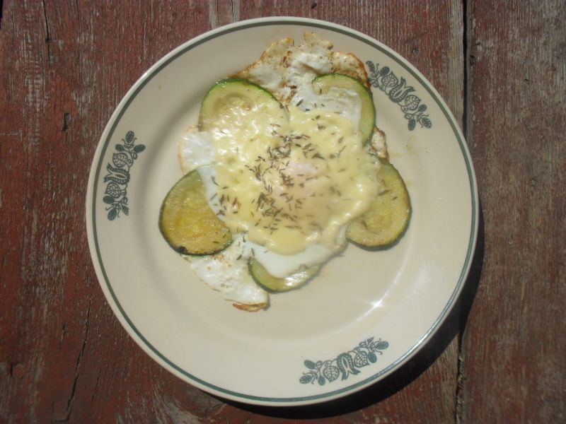 Jajko sadzone na cukinii