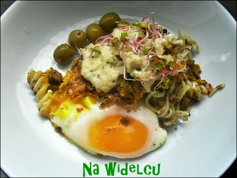 Jajko sadzone na makaronie