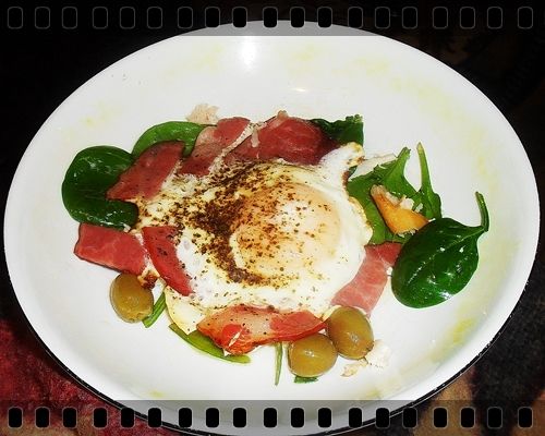 Jajko sadzone na rukoli