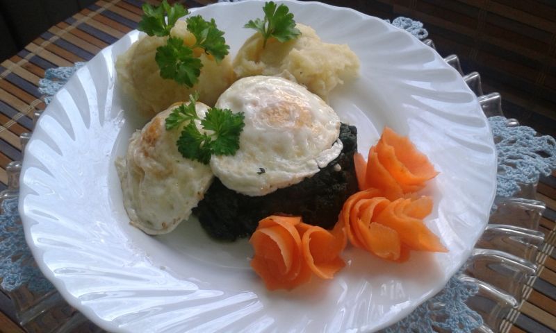 Jajko sadzone na szpinaku .