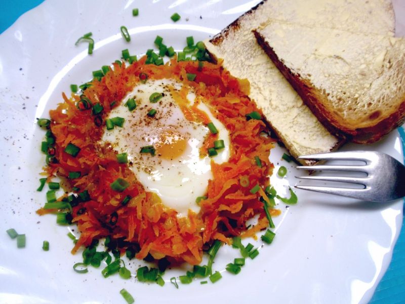 Jajko  sadzone  w koszyczku marchewkowym