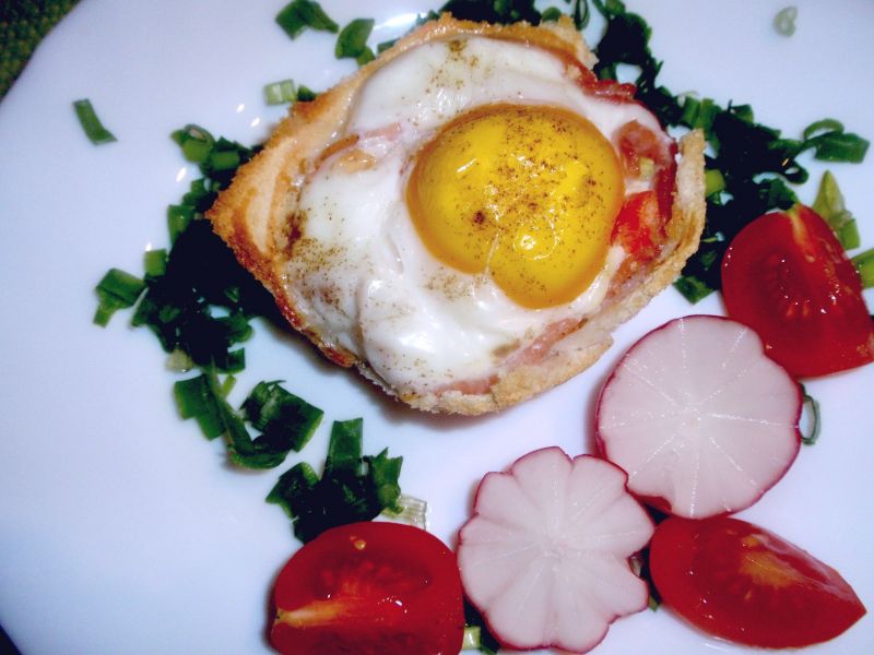 Jajko sadzone w koszyczku tostowym Jajko sadzone w koszyczku tostowym