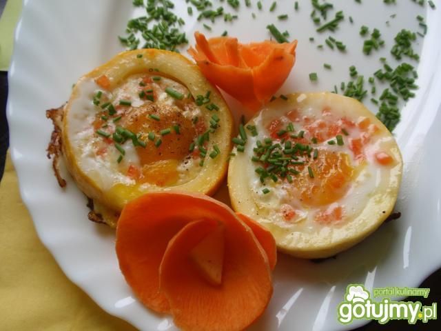 Jajko sadzone w  opasce  z  cukini.