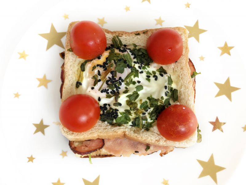 Jajko sadzone w toście z szynką i serem