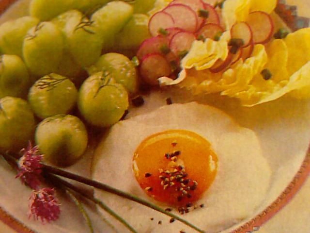 Jajko sadzone z ogórkami