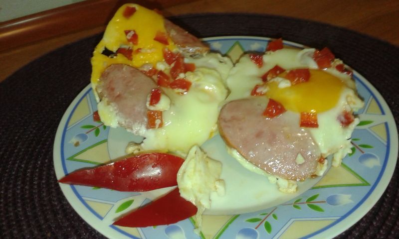 Jajko sadzone z papryką i kiełbasą na śniadanie Jajko sadzone z papryką i kiełbasą na śniadanie