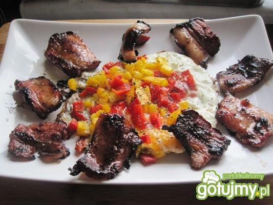 Jajko sadzone z wędzonym boczkiem Jajko sadzone z wędzonym boczkiem