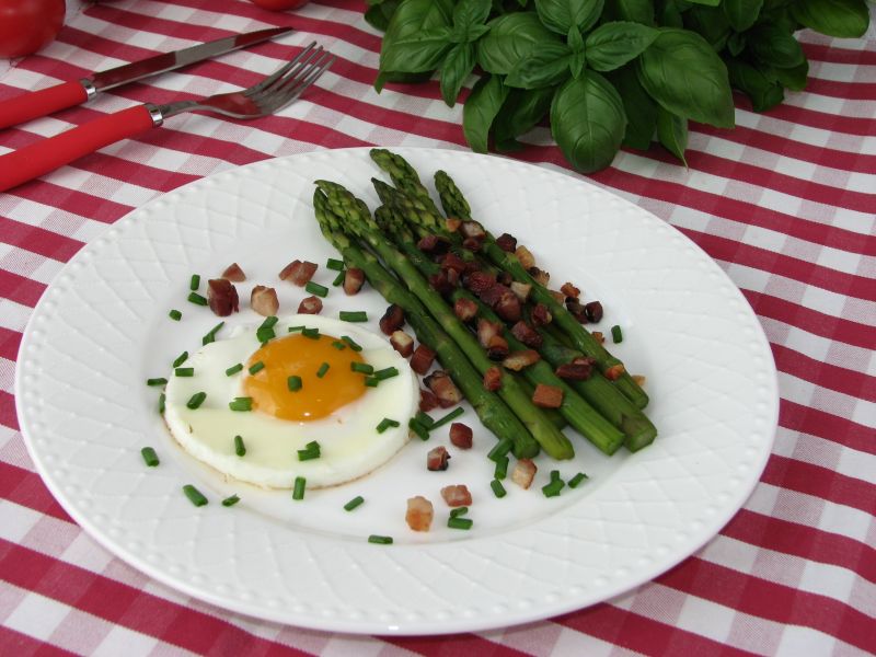 Jajko sadzone ze szparagami i boczkiem