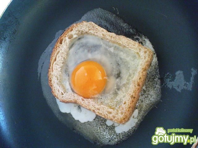 Jajko w chlebowej ramce 
