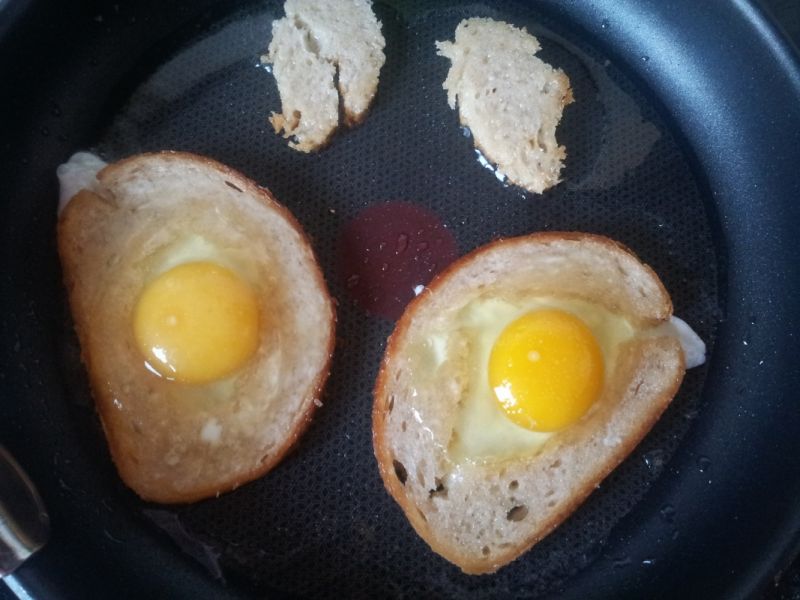 Jajko w dziurce - proste śniadanie