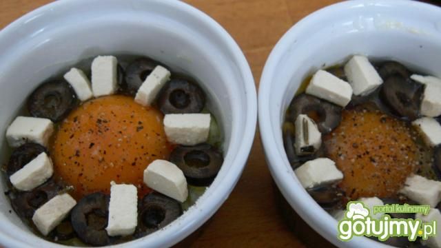Jajko w kokilce z czarnymi oliwkami