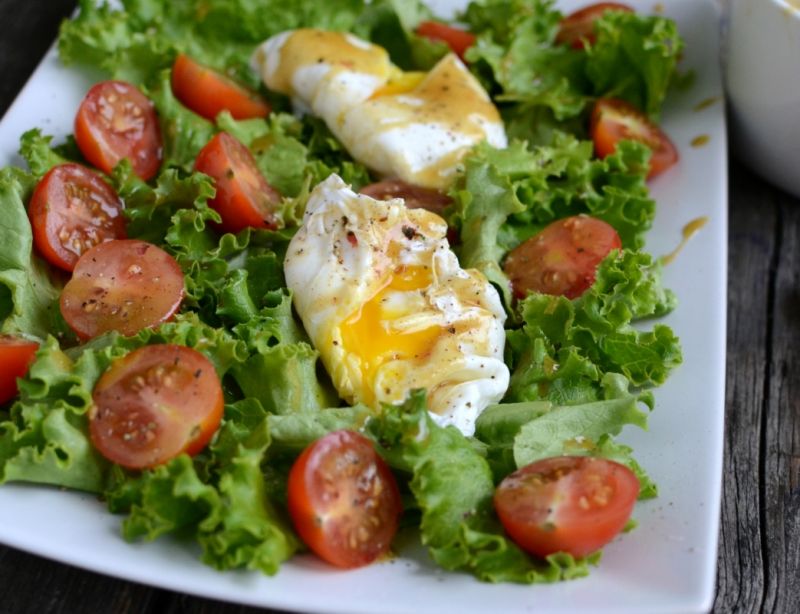 Jajko w koszulce na sałacie z sosem