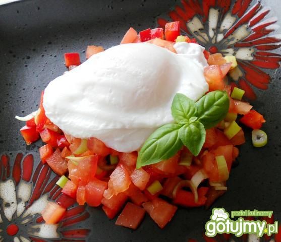 Jajko w koszulce na sałatce z pomidora