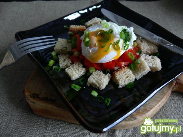 Jajko w koszulce z grzankami na surówce 