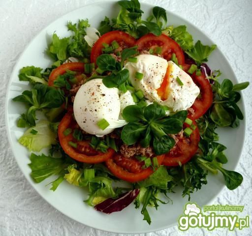 Jajko w koszulce z tuńczykiem i pomidor