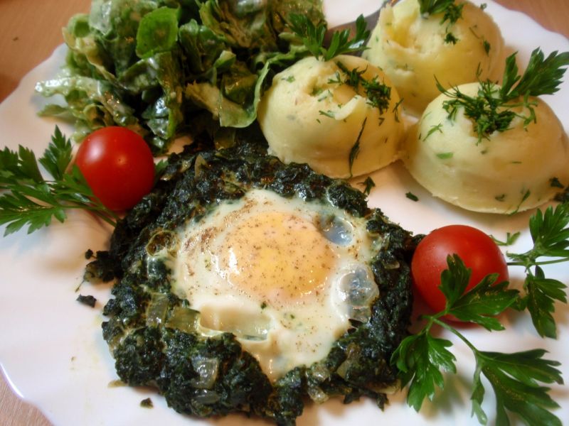 Jajko w koszyczku szpinakowym