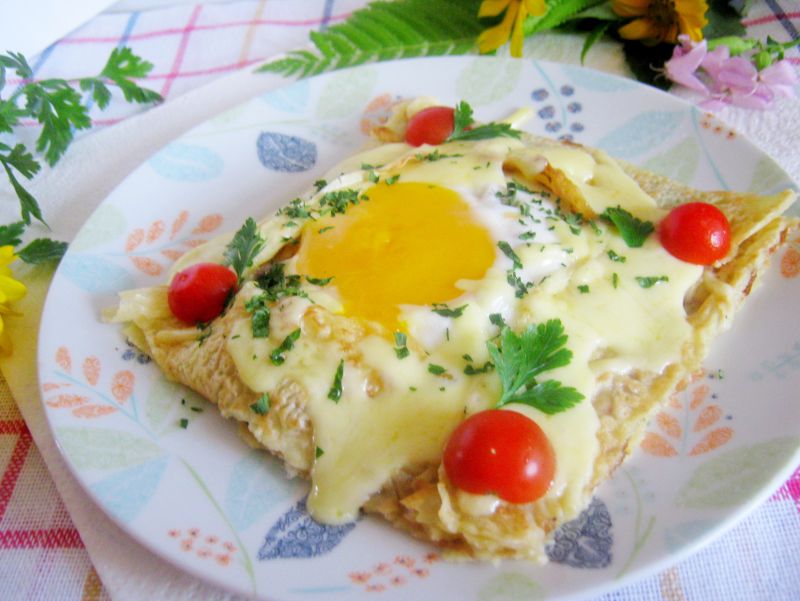 Jajko w naleśniku Jajko w naleśniku