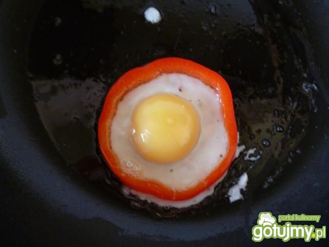 Jajko w paprykowej obręczy