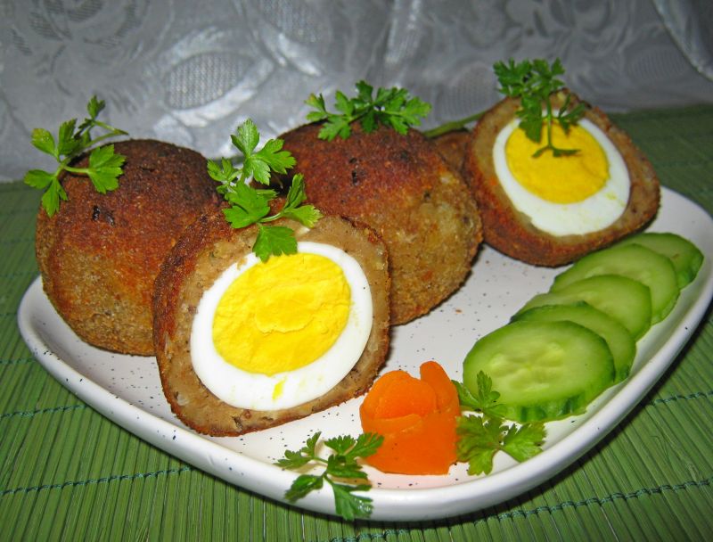 Jajko w skorupce z ciemnego chleba