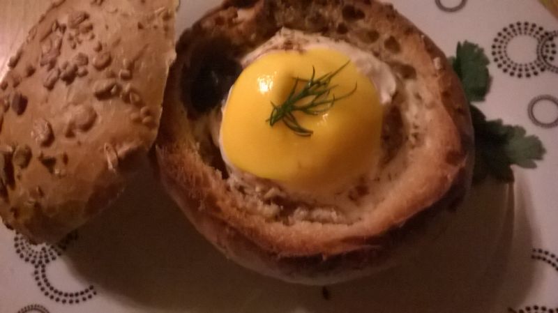 Jajko z salami zapiekane w bułce Jajko z salami zapiekane w bułce