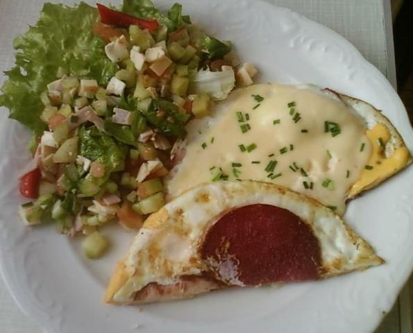 jajko z serem, wędliną i salami jajko z serem, wędliną i salami