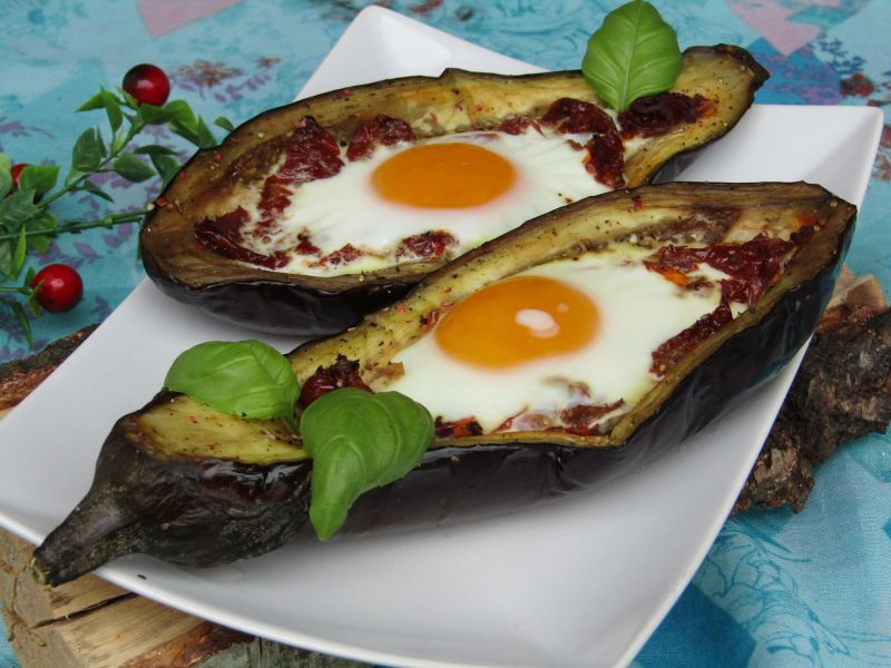 Jajko zapiekane w bakłażanie na pomidorach Jajko zapiekane w bakłażanie na pomidorach