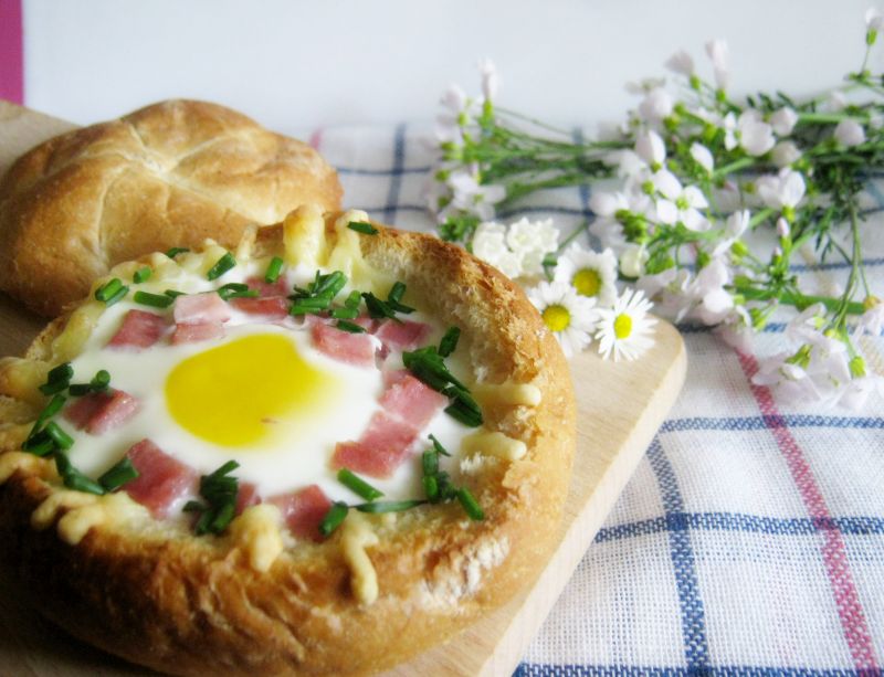 Jajko zapiekane w bułce Jajko zapiekane w bułce