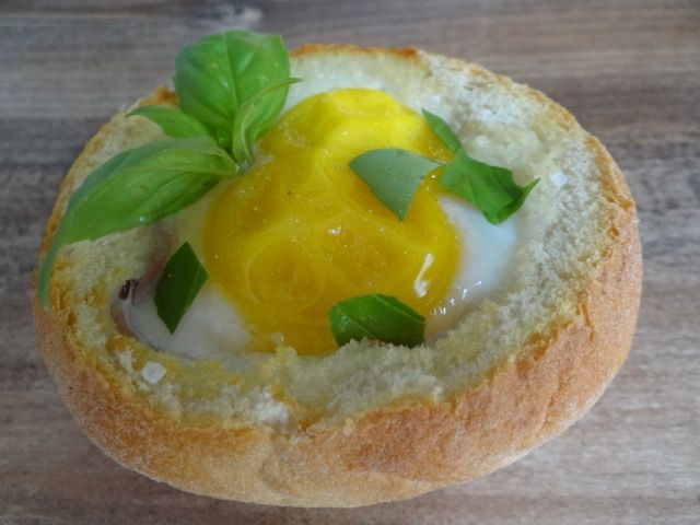 Jajko zapiekane w bułce Jajko zapiekane w bułce