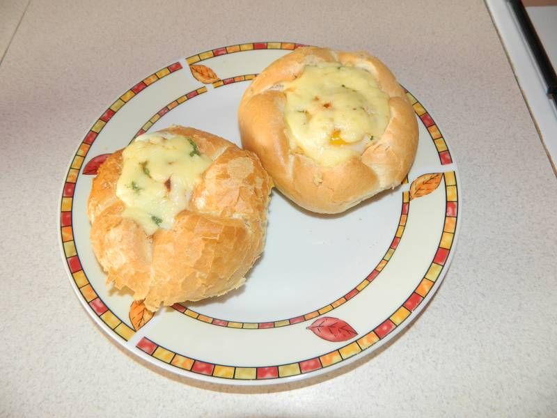 Jajko zapiekane w bułce z szynką i żółtym serem