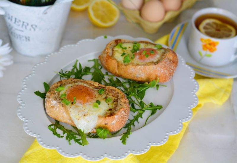 Jajko zapiekane w bułce, z szynką i serem   Jajko zapiekane w bułce, z szynką i serem