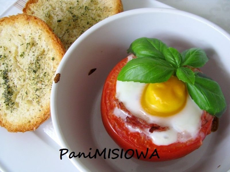 Jajko zapiekane w pomidorze z grzankami