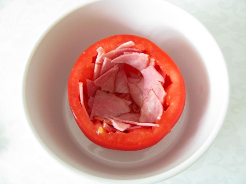 Jajko zapiekane w pomidorze z grzankami