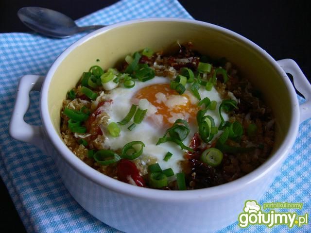Jajko zapiekane w quinoa