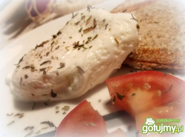 Jajo w koszulce z grzanką i pomidorem