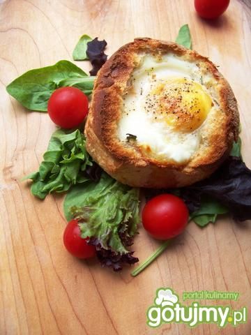 Jajo z ziołami zapiekane w bułce Jajo z ziołami zapiekane w bułce
