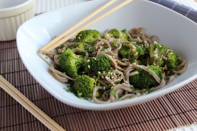 Japoński makaron soba z brokułem  Japoński makaron soba z brokułem