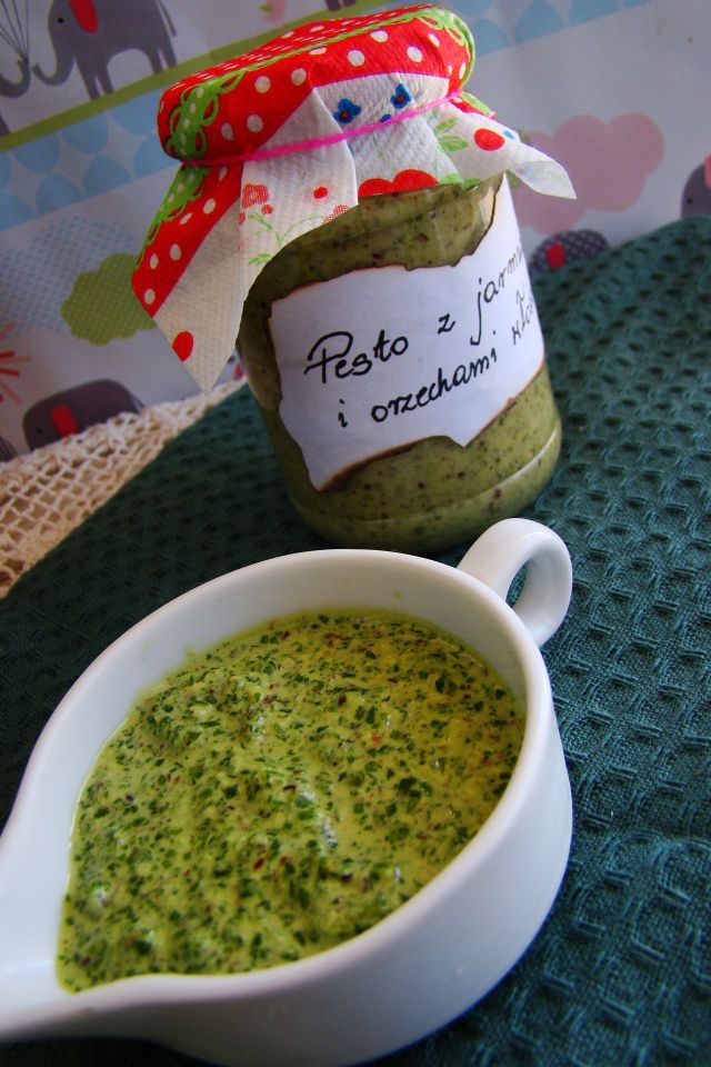 Jarmuż w słoiku z orzechami włoskimi